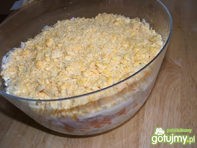 Sałatka warstwowa z serkiem i jajkami