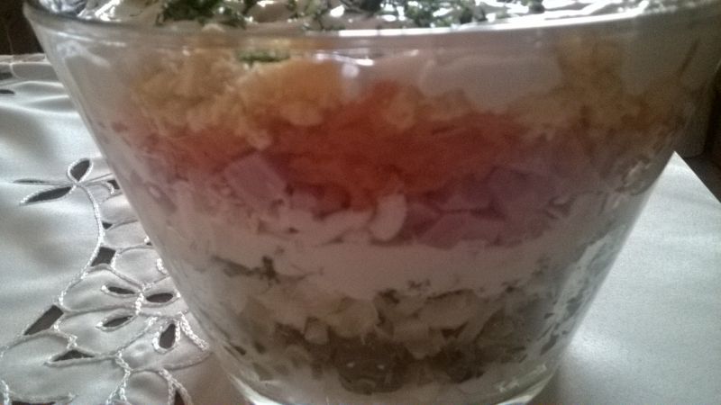 Sałatka warstwowa z serkiem topionym