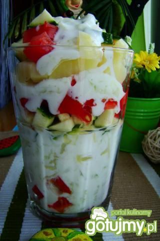 Sałatka warstwowa z sosem tzatziki 