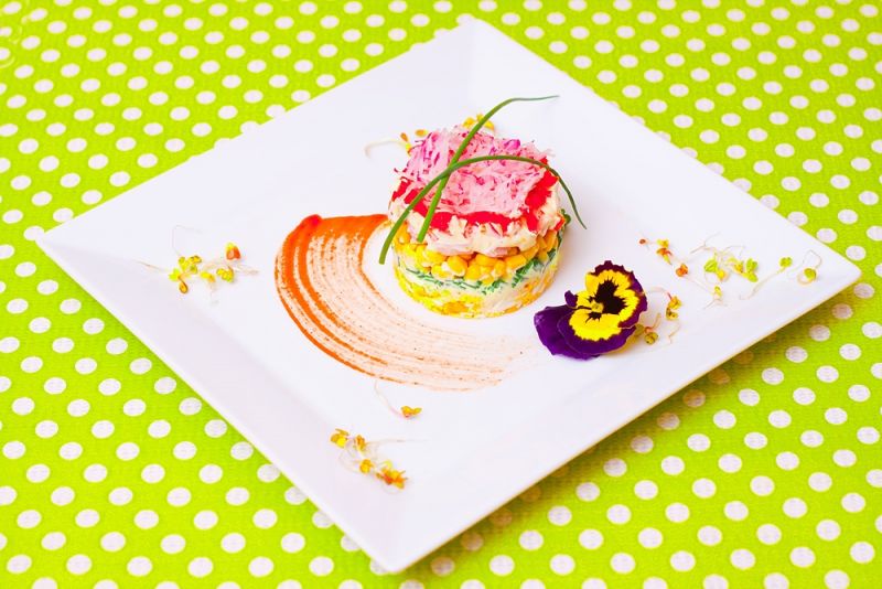 Sałatka warstwowa z tartą rzodkiewką