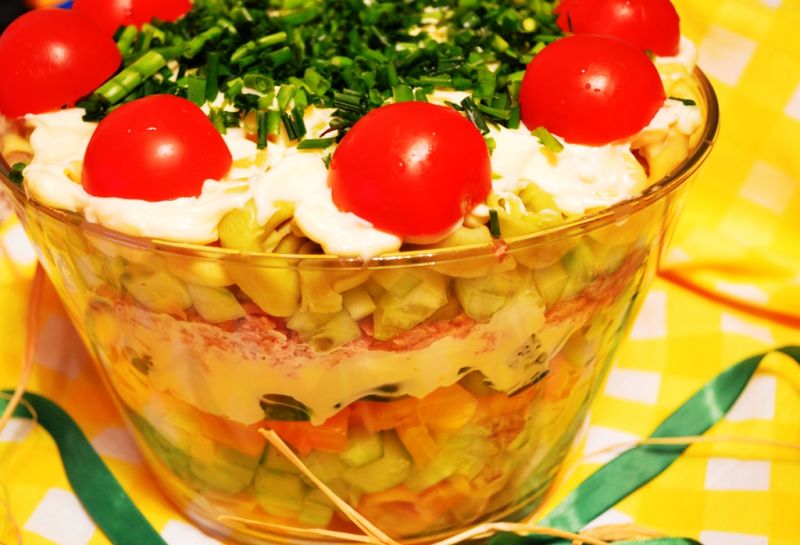 Sałatka warstwowa z tortellini Sałatka warstwowa z tortellini