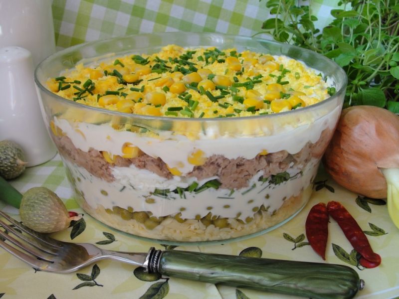 Sałatka warstwowa z tuńczykiem