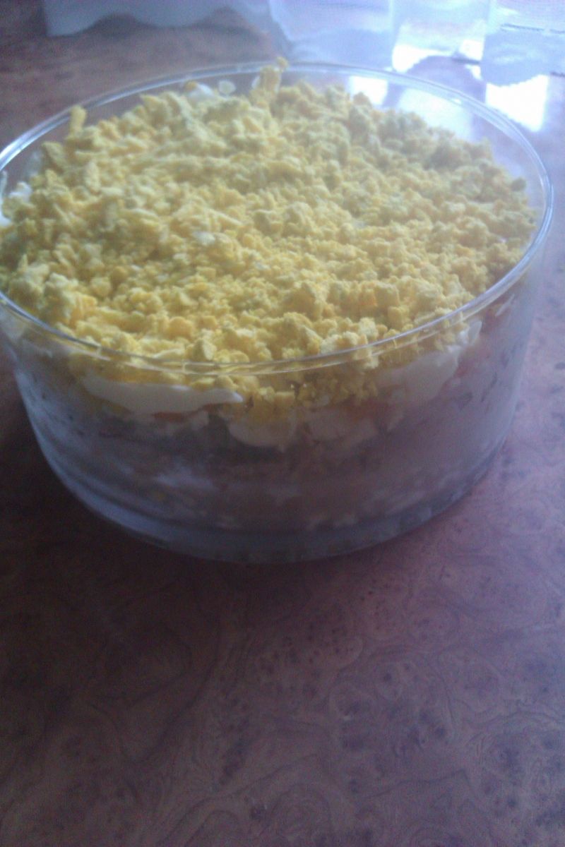 Sałatka warstwowa z tuńczykiem