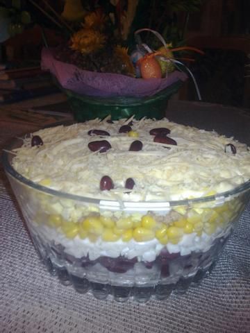 Sałatka warstwowa z tuńczykiem Sałatka warstwowa z tuńczykiem