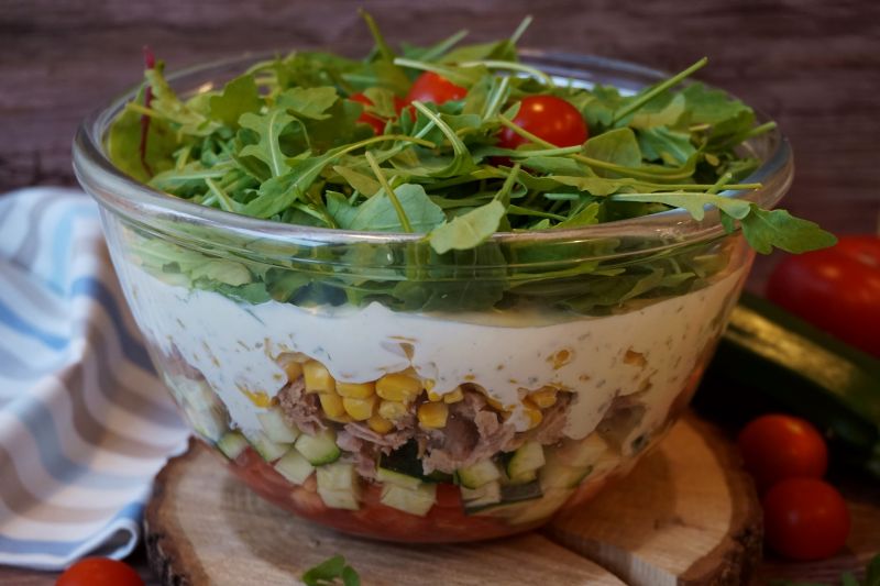 Sałatka warstwowa z tuńczykiem 