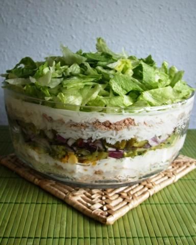 Sałatka warstwowa z tuńczykiem