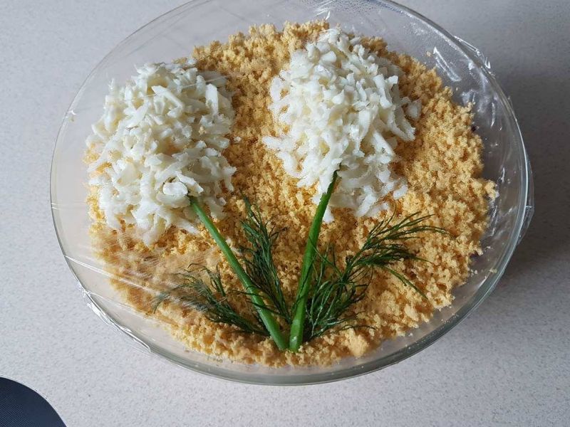 Sałatka warstwowa z tuńczykiem Sałatka warstwowa z tuńczykiem