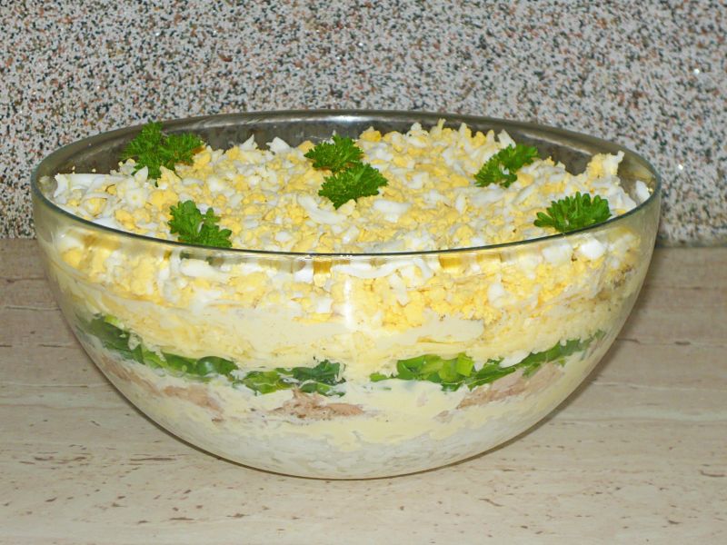 Sałatka warstwowa z tuńczykiem