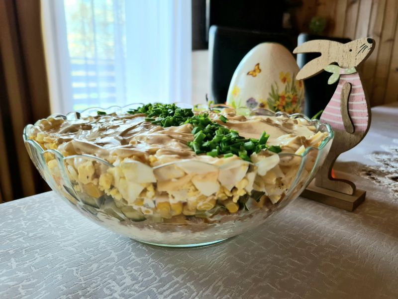 Sałatka warstwowa z tuńczykiem