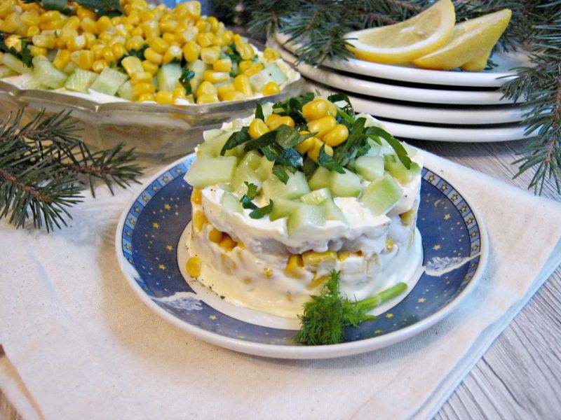 Sałatka warstwowa ze śledziem i kukurydzą