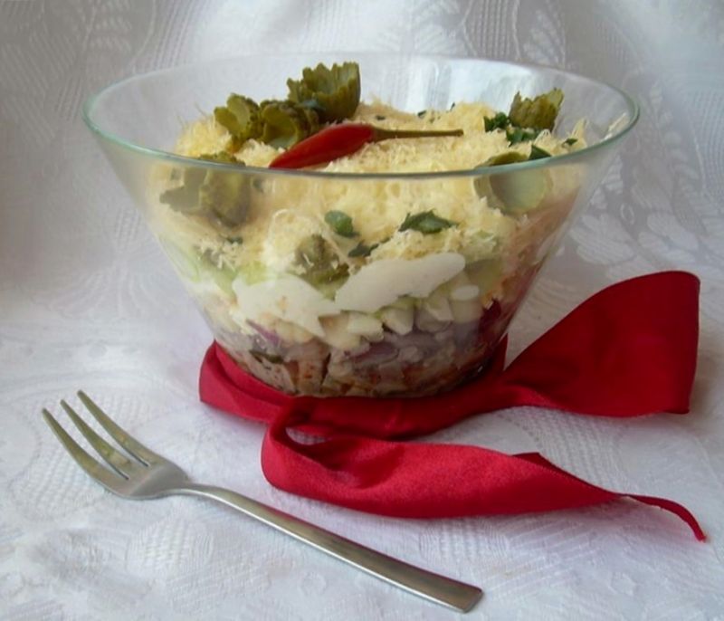 Sałatka warstwowa ze śledziem i żółtym serem