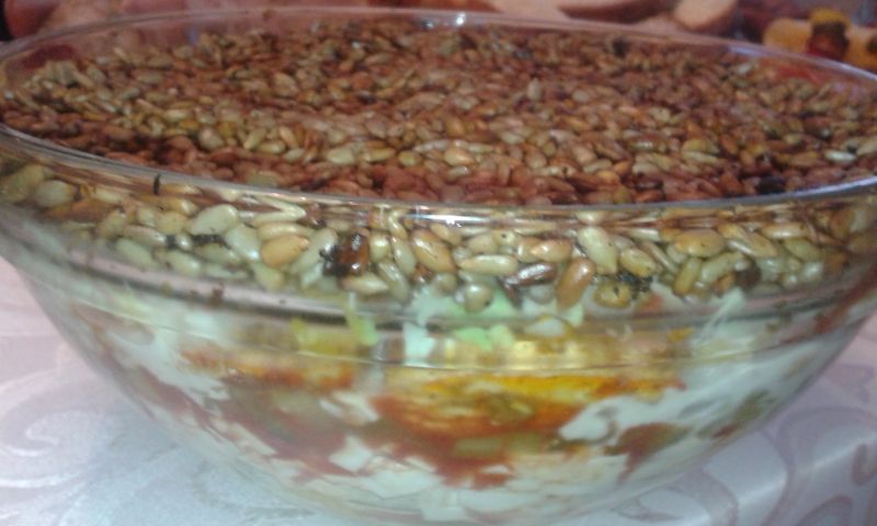 Sałatka warstwowa ze słonecznikiem