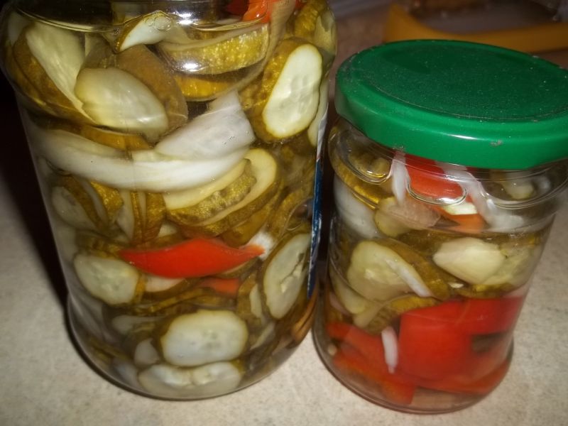 Sałatka warzywna w słoikach