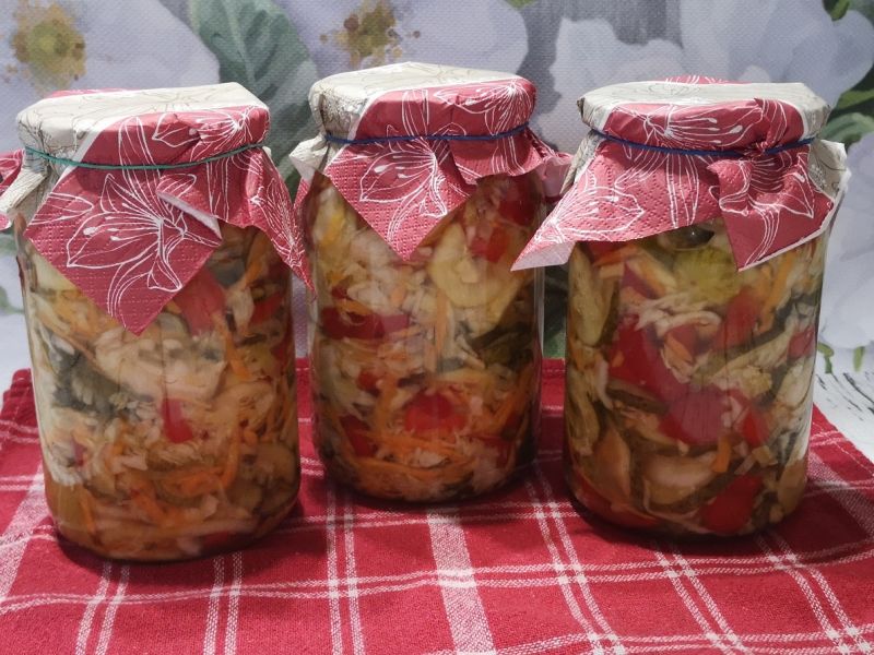 Sałatka warzywna w słoikach