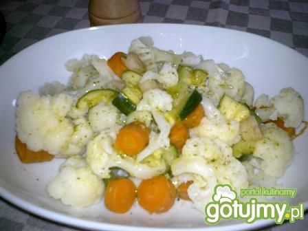 Sałatka warzywna z cukinią Sałatka warzywna z cukinią