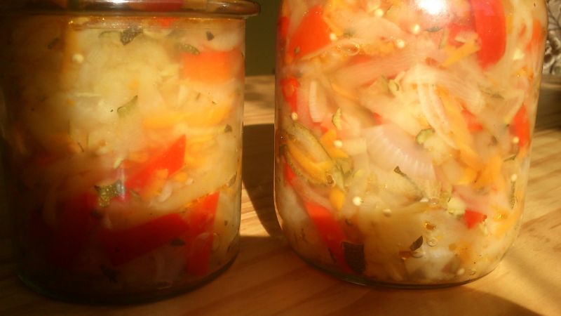 Sałatka warzywna z cukinią na zimę Sałatka warzywna z cukinią na zimę