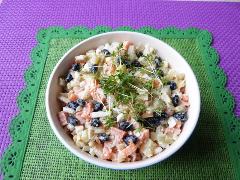 Sałatka warzywna z czarną fasolą