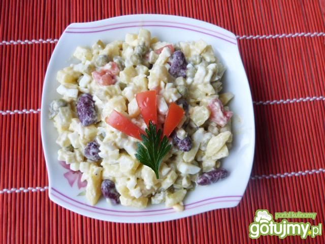 Sałatka warzywna z czerwoną fasolą