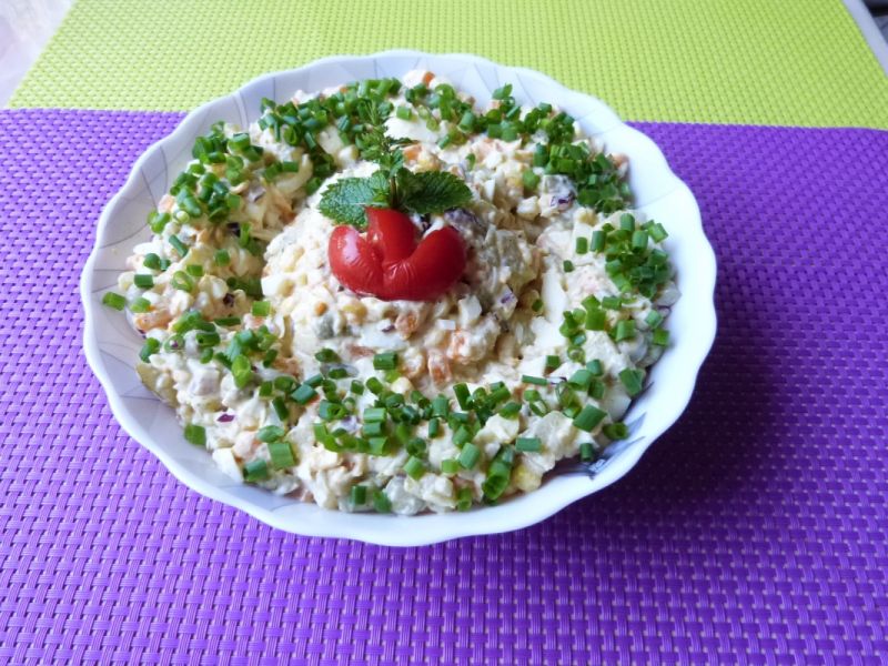 Sałatka warzywna z czosnkiem