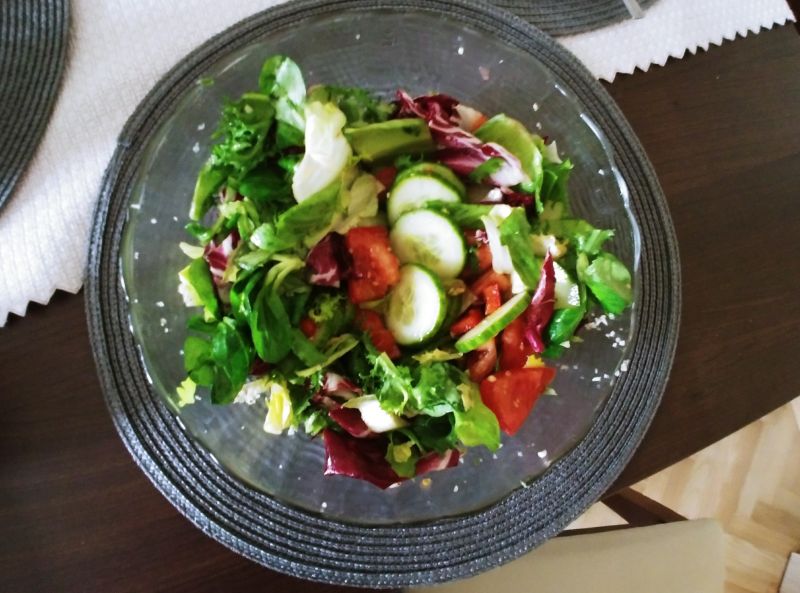 Sałatka warzywna z dressingiem czosnkowo-ziołowym