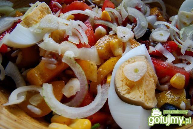 Sałatka warzywna z jajkiem i czosnkiem 