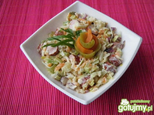 Sałatka warzywna z kabanosami Sałatka warzywna z kabanosami
