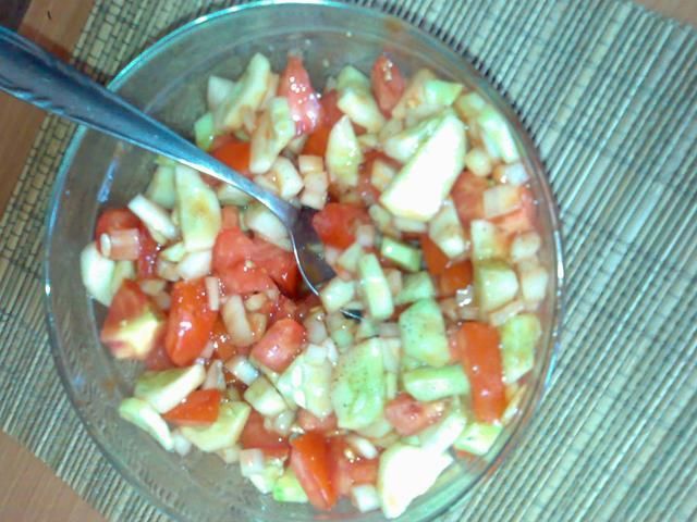 Sałatka warzywna z ketchupem