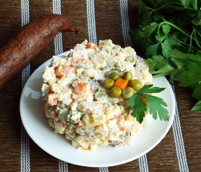 Sałatka warzywna z kiełbasą  Sałatka warzywna z kiełbasą