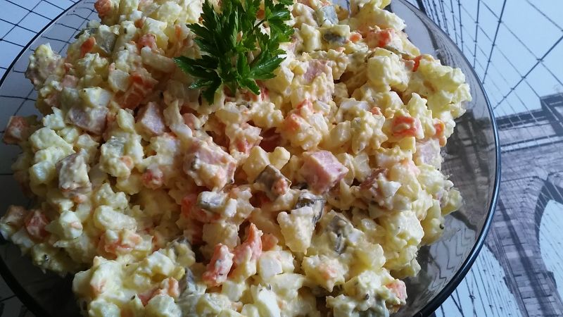 Sałatka warzywna z kiełbasą