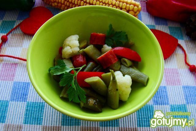 Sałatka warzywna z kiełbaską