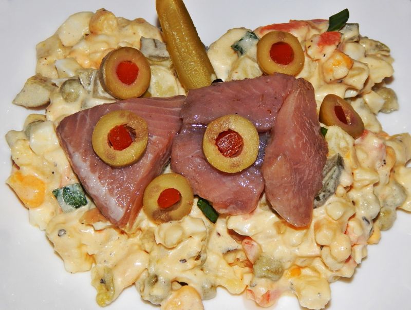 Sałatka warzywna z korzennym śledziem i jabłkiem