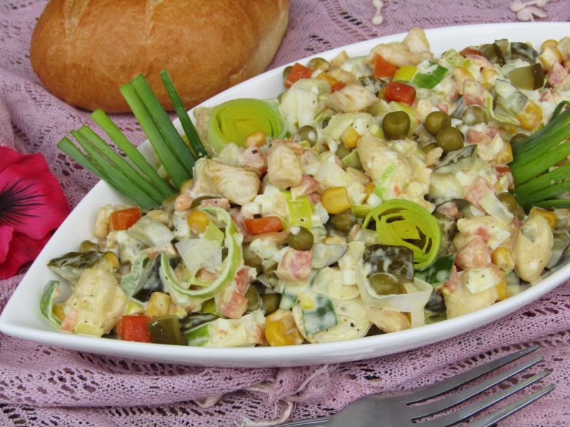 Sałatka warzywna z kurczakiem 