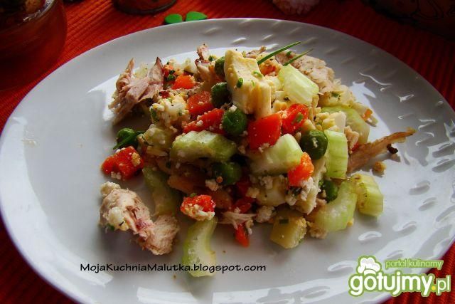 Sałatka warzywna z kurczakiem i fetą