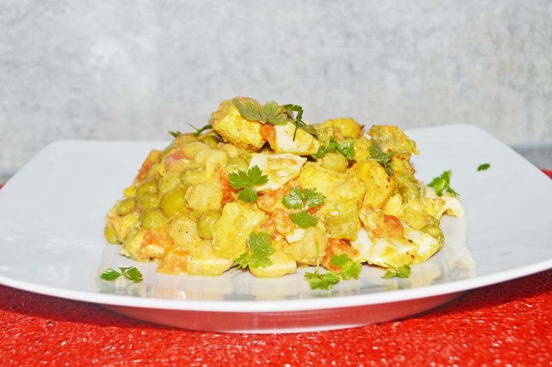 Sałatka warzywna z kurczakiem i jajkiem z sosem