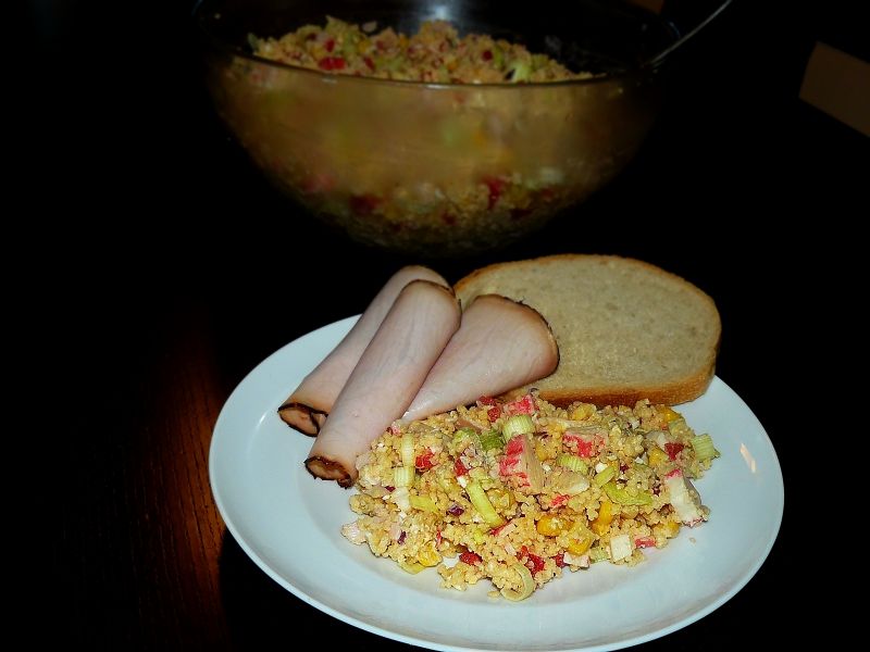 Sałatka warzywna z kuskusem i surimi