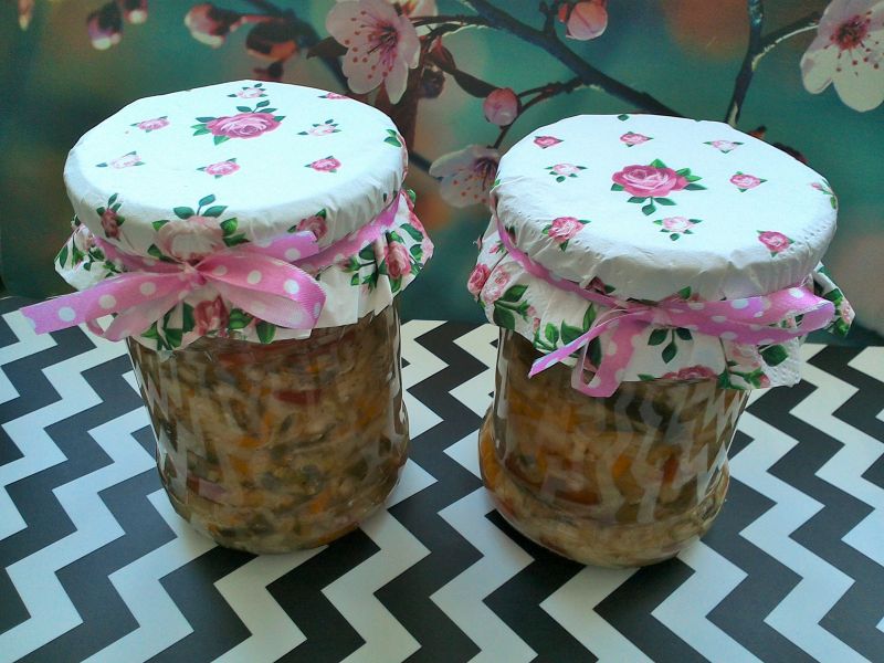 Sałatka warzywna z liśćmi pora do słoików