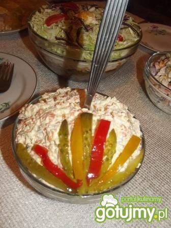 Sałatka warzywna z majonezem.