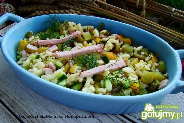 Sałatka warzywna z makaronem Sałatka warzywna z makaronem