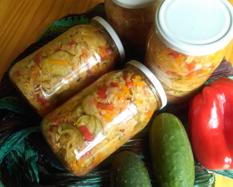 Sałatka warzywna z ogórkami, kapustą i papryką