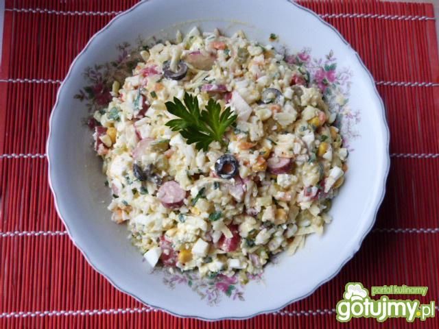 Sałatka warzywna z oliwkami i serem feta