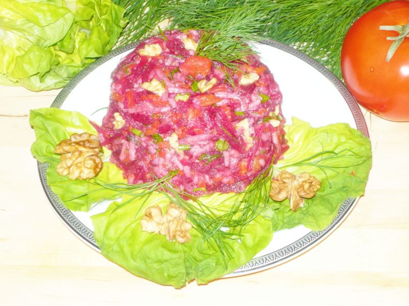 Sałatka warzywna z orzechami