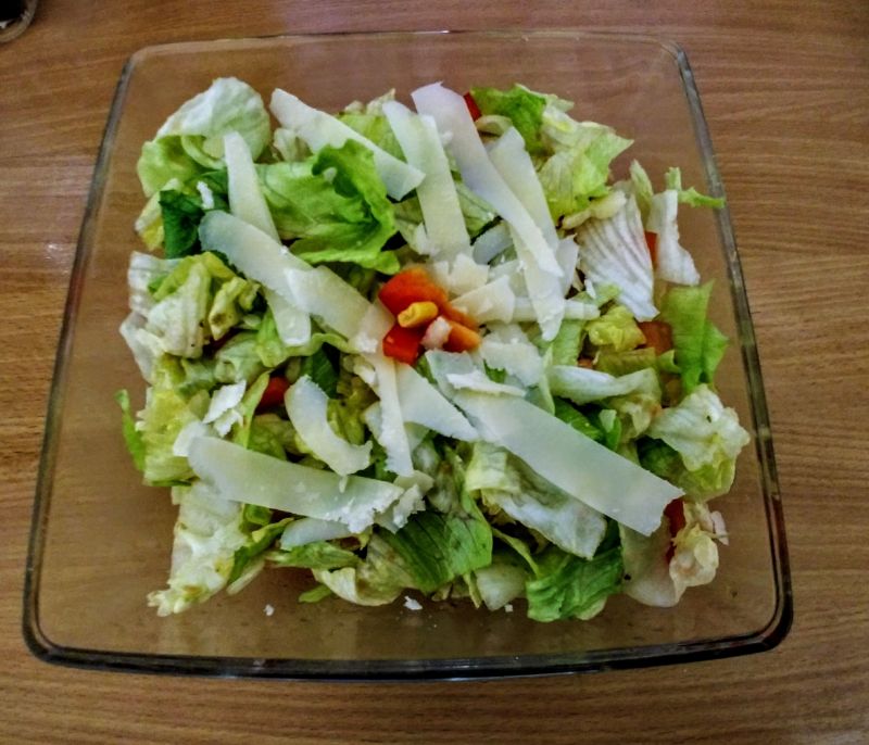 Sałatka warzywna z parmezanem Sałatka warzywna z parmezanem