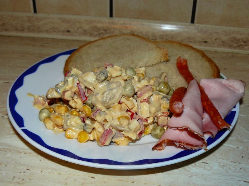 Sałatka Warzywna z pieczarkami i kabanosem Sałatka Warzywna z pieczarkami i kabanosem