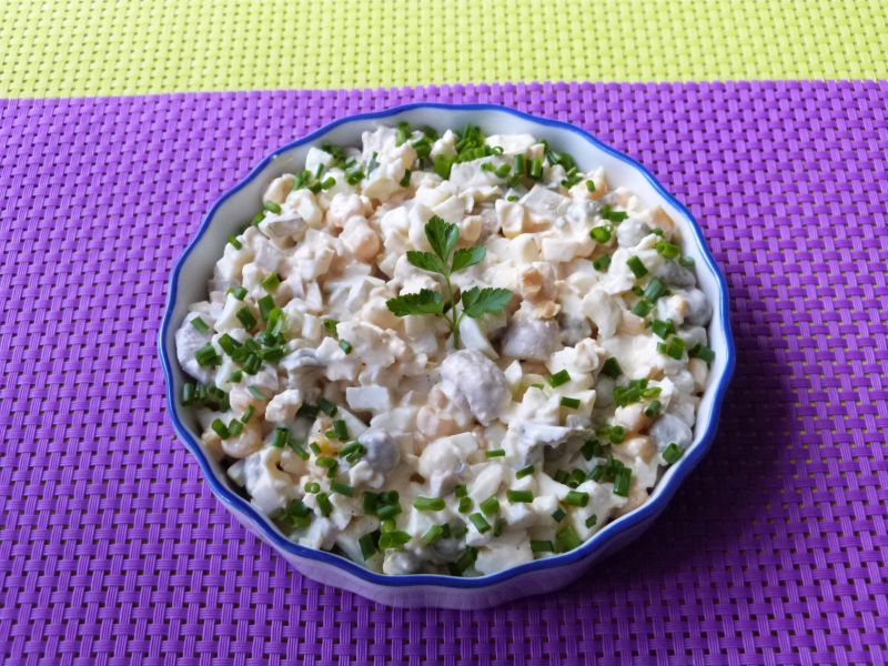 Sałatka warzywna z pieczarkami i szynką Sałatka warzywna z pieczarkami i szynką