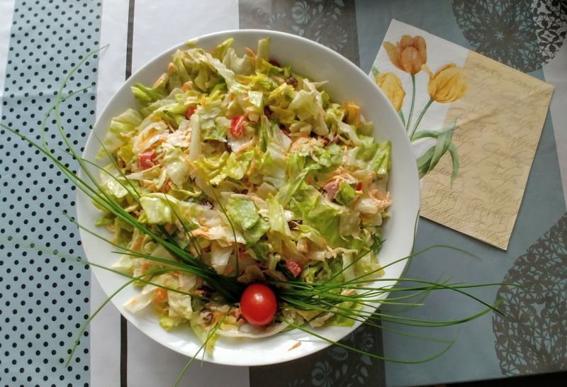 Sałatka warzywna z rodzynkami Sałatka warzywna z rodzynkami