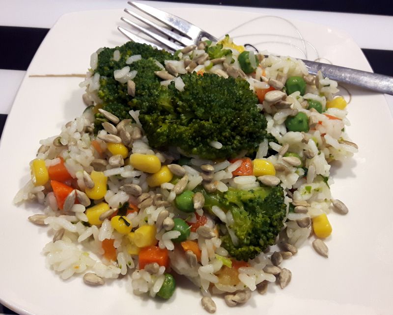 Sałatka warzywna z ryżem