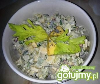 Sałatka warzywna z serem pleśniowym