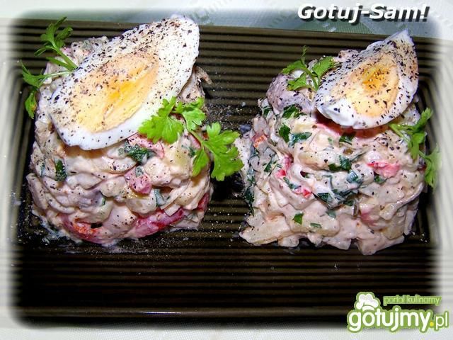 Sałatka warzywna z śledziem korzennym