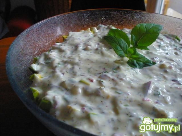 Sałatka warzywna z sosem jogurtowym