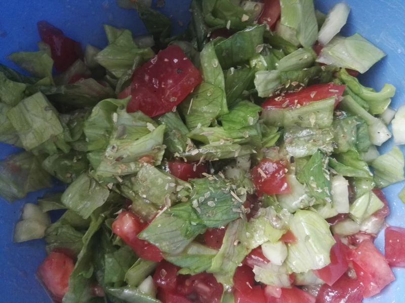 Sałatka warzywna z sosem winegret